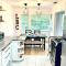 Beautiful Bright Condo Steps Away from the Beach