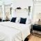 Beautiful Bright Condo Steps Away from the Beach