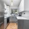 COZY 3 Bed House With Garden & Parking in Rochester, Kent Mins to Train Station, WiFi
