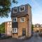 COZY 3 Bed House With Garden & Parking in Rochester, Kent Mins to Train Station, WiFi