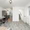 COZY 3 Bed House With Garden & Parking in Rochester, Kent Mins to Train Station, WiFi