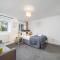 COZY 3 Bed House With Garden & Parking in Rochester, Kent Mins to Train Station, WiFi