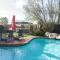 Fun Filled Renovated 80s Gem, 400m to Beach!