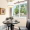 1st Floor 1BR Flat, King Bed, End Unit - روزفيل