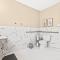 1st Floor 1BR Flat, King Bed, End Unit - روزفيل