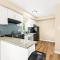 1st Floor 1BR Flat, King Bed, End Unit - روزفيل