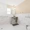 1st Floor 1BR Flat, King Bed, End Unit - روزفيل