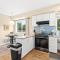 1st Floor 1BR Flat, King Bed, End Unit