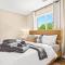 1st Floor 1BR Flat, King Bed, End Unit