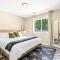 Spacious 1BR Flat, Workspace, King Bed