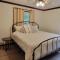 Whole House 85 Acre Private Ranch Sleeps 8, hot-tub king beds - لوغان