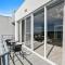 Super nice house with sea view free parking