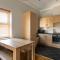 2BR 2BA Apartment - Emperor Beds - Free Parking - Near LGW Airport