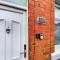 Birks House By RMR Accommodations - NEW - Sleeps 8 - Modern - Parking - Stoke-on-Trent