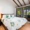 New A/C Central Kona Surf House 4bd/4bth Sleeps8