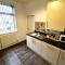 Tower Views 2 Bedroom House with Private Parking