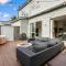 Contemporary Browns Bay Haven with Fabulous Patio - Auckland