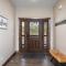 Spacious Rustic Elm Lodge