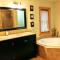 Sophie's Choice ~ Secluded Luxury Log Cabin w/ Hot Tub + Pool Table - 布赖森城