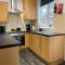 Cliff House By RMR Accommodations - NEW - Sleeps 8 - Modern - Parking - Stoke-on-Trent