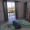 Sol Apartamento 4 - Quarto e sala com varanda e cozinha americana na praia do prea-CE - 普雷亚