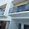 Sol Apartamento 4 - Quarto e sala com varanda e cozinha americana na praia do prea-CE