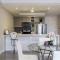 Luxury Kingston Apt - Pool & free parking 20 south