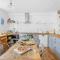 Kessel House - Outstanding family home, close to town centre
