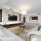 Maison Privee - Ultra Chic High-Floor Apt with Direct Burj Khalifa & Fountains Views - Dubaj
