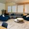 NEW Modern Cabin! 5mi to Mt Rainier National Park! Hot Tub & Wifi