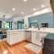 2 Mi to Lake Modern Harbor Springs Home with Grill! - Харбор-Спрингс