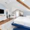 Secluded Courtyard & Parking - 2 Blocks to King