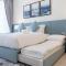 Vogue Al Wasl 1 Residence West 13th Floor with Large Balcony for view of Sheikh Zaid Road and One Za'abeel Tower and Burj Khalifa, Walkable to Metro with Easy Access to Sheikh Zayed Road & Dubai World Trade Centre - Dubaj