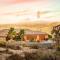 Desert villa with great views, hot tub and mini-golf