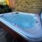 Kennedy Villa - 5 Bed House with Hot Tub - Bicester