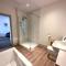 Stylish 3Bed apartment with FREE PARKING