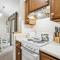 Cedarbrook Queen Suite 106
