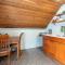UPSTAIRS Alki Beach APARTMENT - Seattle -Historic-1858