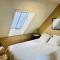 Central 2BR with balconies and art in historical university area