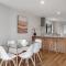 Private, Family-Friendly Home, 4BR by Airport & Free Parking - 基督城