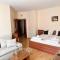 Spacious studio sleeps 4 in Flora main building 706A