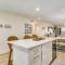 Walk to Florabama from Renovated Ground Floor 2Bd-2Ba with Pickleball, Boat Slips - بينساكولا