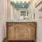 Walk to Florabama from Renovated Ground Floor 2Bd-2Ba with Pickleball, Boat Slips - بينساكولا