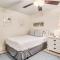 Walk to Florabama from Renovated Ground Floor 2Bd-2Ba with Pickleball, Boat Slips - بينساكولا