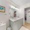 Walk to Florabama from Renovated Ground Floor 2Bd-2Ba with Pickleball, Boat Slips - بينساكولا