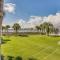Walk to Florabama from Renovated Ground Floor 2Bd-2Ba with Pickleball, Boat Slips - بينساكولا