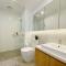 Cozy 2B2B Apartment with Free Parking & Penthouse Pool