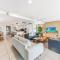 Alex Beach House, 100 steps to the sand, with ocean views - Александра-Хедленд