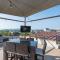 Bright Top Floor-Elevator-Walk Downtown-Laundry