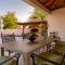 Villa Arton heated swimming-pool